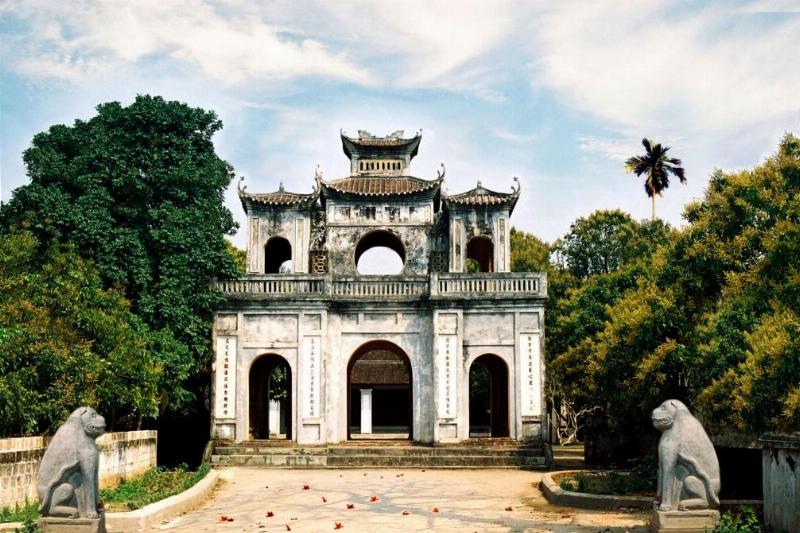 Hoa bỉ ngạn đỏ trong bối cảnh tâm linh, có thể là gần một ngôi mộ hoặc khu vực thờ cúng